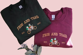 Vintage Cottagecore Embroidered Frog and Toad Crewneck Sweatshirt – Classic Book-inspired Aesthetic