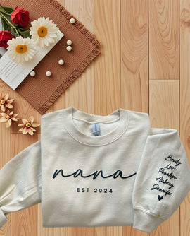 "Minimalist 'Mama Est' Sweater with Kid Names on Sleeve - Perfect Gift for Mom on Special Occasions"